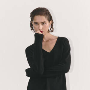 Everlane Women's Classic V in Cashmere Sweater in Black, Size Medium